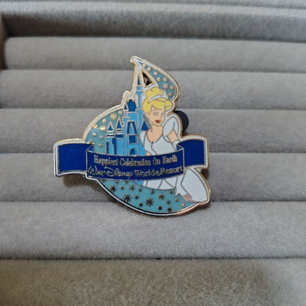 VTG 2005 Walt Disney World Resort Cinderella Castle Enamel Pin Princess